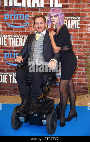 Samuel Koch mit Ehefrau Sarah Elena Timpe BEI der Premiere der Amazon Prime Video Serie von Sebastian Fitzeks DIE THERAPIE im Zoo Palast à Berlin am 23.10.2023 *** Samuel Koch avec son épouse Sarah Elena Timpe à la première de la série Amazon Prime vidéo de Sebastian Fitzeks LA THÉRAPIE à le Zoo Palast à Berlin sur 23 10 2023 crédit : Imago/Alamy Live News Banque D'Images