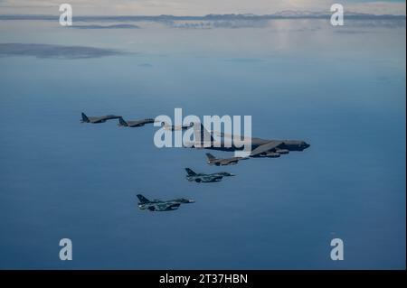 Mer de l'est, Corée du Sud. 22 octobre 2023. Un bombardier lourd B-52H Stratofortress de l'US Air Force est escorté par un avion de chasse américain F-16 Fighting Falcon aux côtés de chasseurs F-15k sud-coréens et d'avions de chasse japonais F-2 lors d'un exercice trilatéral, le 22 octobre 2023 au-dessus de la péninsule coréenne. Crédit : SRA Karrla Parra/U.S. Air Force photo/Alamy Live News Banque D'Images