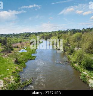 Vue imprenable sur la rivière Zbruch, Ternopil et Khmelnytsky, frontière avec l'Ukraine. Banque D'Images