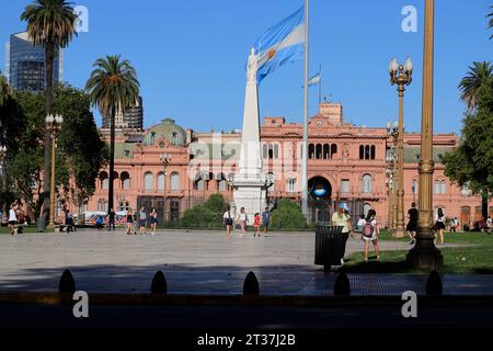 Casa Rosada et la Pirámide de Mayo / Mai pyramide sur la Plaza de Mayo à Buenos Aires, Argentine Banque D'Images