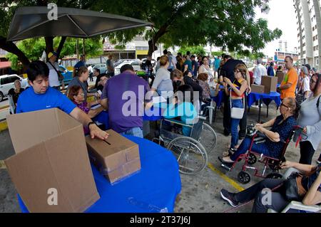 Non exclusif : 22 octobre 2023, Zulia, Venezuela : les électeurs vénézuéliens se rendent aux urnes du parti d'opposition pour choisir la candida Banque D'Images