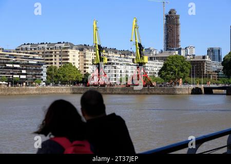 Gratte-ciel nouvellement développés appartements luxueux et hôtels avec de vieilles grues dockland à Puerto Madero Riverfront.Buenos Aires.Argentina Banque D'Images