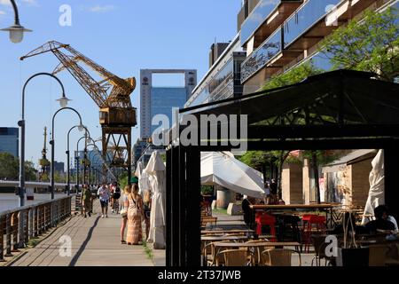 Visiteurs à la promenade de front de mer de Puerto Madero avec vieux dockland Crane.Buenos Aires.Argentina Banque D'Images