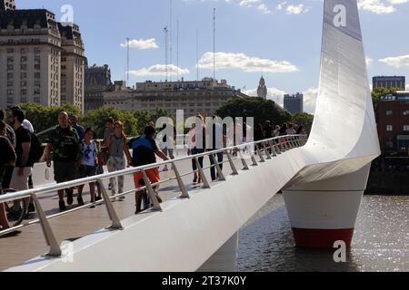 Puente de la Mujer (Pont des femmes) avec des piétons sur Río de la Plata.Buenos Aires.Argentina Banque D'Images