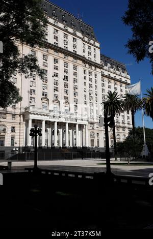 Le bâtiment Libertador (Edificio Libertador) abritant le ministère de la Défense de l'Argentine sur la Plaza de las Armas Argentine Army.Buenos Aires, Argentine Banque D'Images