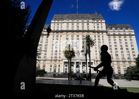 Le bâtiment Libertador (Edificio Libertador) abritant le ministère de la Défense de l'Argentine sur la Plaza de las Armas Argentine Army.Buenos Aires, Argentine Banque D'Images