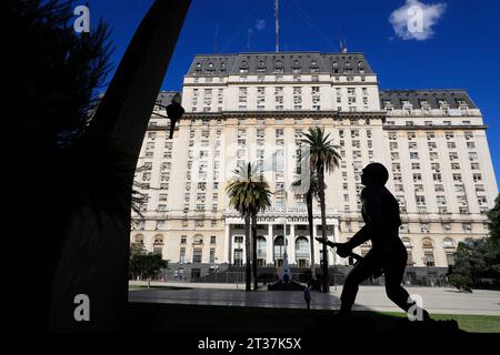 Le bâtiment Libertador (Edificio Libertador) abritant le ministère de la Défense de l'Argentine sur la Plaza de las Armas Argentine Army.Buenos Aires, Argentine Banque D'Images