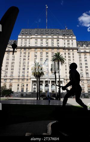 Le bâtiment Libertador (Edificio Libertador) abritant le ministère de la Défense de l'Argentine sur la Plaza de las Armas Argentine Army.Buenos Aires, Argentine Banque D'Images