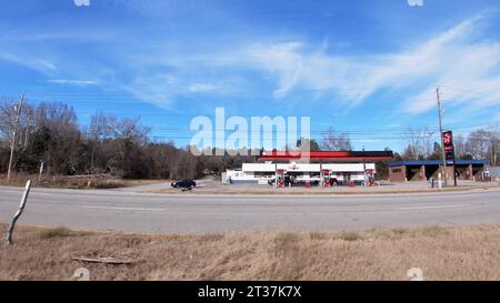 Augusta, GA États-Unis - 01 19 22 : POV driving Street PAN urbain dépanneur Banque D'Images