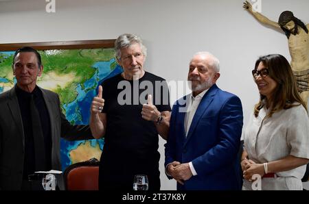 Brasilia DF, 10/23/2023 President/Lula/Roger/Waters/Pink/Floyd Brasilia DF, 10/23/2023 Palacio/DO/Planalto/Roger Waters/Lula/Politics - le Président Luiz Inacio Lula da Silva a reçu ce lundi 23 le bassiste du légendaire groupe Pink Floyd. Roger est à Brasilia et se produira mardi prochain 24. Sur les photos, Lula, Roger Waters, Janja et Paulo Miklos. Photo : Andre Violatti/ATO Press Brasilia DF, 10/23/2023 President/Lula/Roger/Waters/Pink/Floyd Brasilia Brasil Copyright : xAndrexVIOLATTI/AtoxPressx Credit : Imago/Alamy Live News Banque D'Images