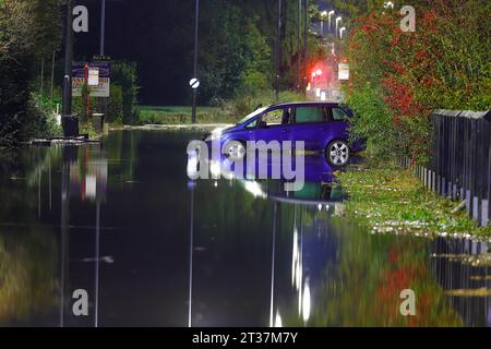 Un véhicule abandonné dans les eaux de crue pendant la tempête Babet sur Barnsdale Road à Castleford, West Yorkshire, Royaume-Uni Banque D'Images