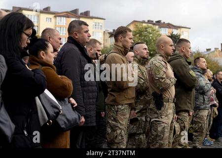 Lviv, Ukraine. 23 octobre 2023. D'autres soldats ont vu rendre hommage aux trois soldats ukrainiens tombés au combat lors des funérailles au cimetière militaire de Lychakiv à Lviv. Au fur et à mesure que la guerre russo-ukrainienne progressait, assister aux funérailles des soldats ukrainiens tombés au combat est devenu une activité quotidienne pour les Ukrainiens. Trois funérailles ont lieu aujourd'hui en mémoire des trois jeunes soldats ukrainiens morts la semaine dernière sur la ligne de front, Nazarii Andrushkiv, Oleksandr Leshchenko et Pavlo Plyusnine, au cimetière militaire de Lychakiv à Lviv. Crédit : SOPA Images Limited/Alamy Live News Banque D'Images