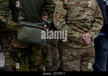 Lviv, Ukraine. 23 octobre 2023. D'autres soldats ont vu rendre hommage aux trois soldats ukrainiens tombés au combat lors des funérailles au cimetière militaire de Lychakiv à Lviv. Au fur et à mesure que la guerre russo-ukrainienne progressait, assister aux funérailles des soldats ukrainiens tombés au combat est devenu une activité quotidienne pour les Ukrainiens. Trois funérailles ont lieu aujourd'hui en mémoire des trois jeunes soldats ukrainiens morts la semaine dernière sur la ligne de front, Nazarii Andrushkiv, Oleksandr Leshchenko et Pavlo Plyusnine, au cimetière militaire de Lychakiv à Lviv. Crédit : SOPA Images Limited/Alamy Live News Banque D'Images