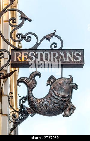 Gros plan d'un signe historique de magasin de fer d'un restaurant de poissons à Riga, Lettonie Banque D'Images