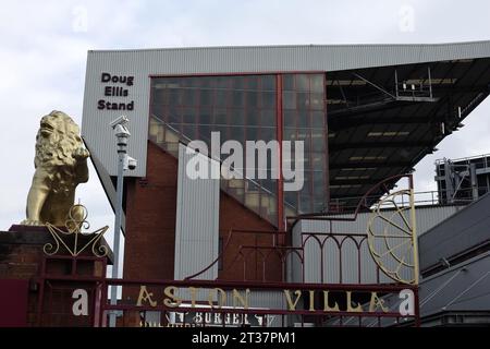 Birmingham, Royaume-Uni. 22 octobre 2023. Vue générale du stand Doug Ellis de Villa Park. Match de Premier League, Aston Villa contre West Ham Utd à Villa Park à Birmingham le dimanche 22 octobre 2023. Cette image ne peut être utilisée qu'à des fins éditoriales. Usage éditorial uniquement, photo par Andrew Orchard/Andrew Orchard photographie sportive/Alamy Live News crédit : Andrew Orchard photographie sportive/Alamy Live News Banque D'Images