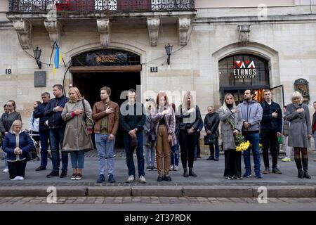 Du public et des civils ont rendu hommage aux derniers soldats ukrainiens tombés au combat dans le centre-ville de Lviv avant que le convoi funéraire ne se dirige vers le cimetière militaire de Lychakiv. Au fur et à mesure que la guerre russo-ukrainienne progressait, assister aux funérailles des soldats ukrainiens tombés au combat est devenu une activité quotidienne pour les Ukrainiens. Trois funérailles ont lieu aujourd'hui en mémoire des trois jeunes soldats ukrainiens morts la semaine dernière sur la ligne de front, Nazarii Andrushkiv, Oleksandr Leshchenko et Pavlo Plyusnine, au cimetière militaire de Lychakiv à Lviv. (Photo de Hesther ng/SOPA Images/Sipa USA) Banque D'Images