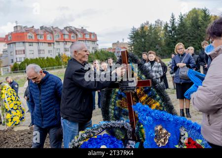 Un parent du soldat ukrainien tombé au combat, Oleksandr Leschenko, a vu ranger le tribut floral sur sa tombe au cimetière militaire de Lychakiv à Lviv. Au fur et à mesure que la guerre russo-ukrainienne progressait, assister aux funérailles des soldats ukrainiens tombés au combat est devenu une activité quotidienne pour les Ukrainiens. Trois funérailles ont lieu aujourd'hui en mémoire des trois jeunes soldats ukrainiens morts la semaine dernière sur la ligne de front, Nazarii Andrushkiv, Oleksandr Leshchenko et Pavlo Plyusnine, au cimetière militaire de Lychakiv à Lviv. (Photo de Hesther ng/SOPA Images/Sipa USA) Banque D'Images