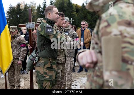 Les collègues d'un soldat ukrainien tombé au combat, Oleksankr Leshchenko, vus payer leur dernier tribut au cimetière militaire de Lychakiv à Lviv. Au fur et à mesure que la guerre russo-ukrainienne progressait, assister aux funérailles des soldats ukrainiens tombés au combat est devenu une activité quotidienne pour les Ukrainiens. Trois funérailles ont lieu aujourd'hui en mémoire des trois jeunes soldats ukrainiens morts la semaine dernière sur la ligne de front, Nazarii Andrushkiv, Oleksandr Leshchenko et Pavlo Plyusnine, au cimetière militaire de Lychakiv à Lviv. (Photo de Hesther ng/SOPA Images/Sipa USA) Banque D'Images