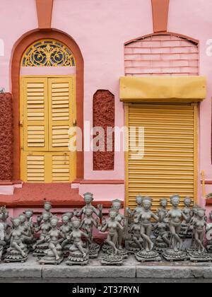 Scène de rue montrant des statues d'argile séchant sur le trottoir dans le célèbre quartier Kumartuli à Kolkata, Bengale occidental, Inde. Banque D'Images