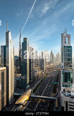 Gratte-ciel le long de la célèbre Sheikh Zayed Road à Dubaï, Émirats arabes Unis (eau). Banque D'Images