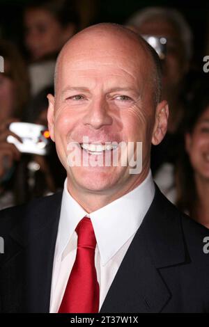 Bruce Willis assiste à la première de 'Live Free or Die Hard' de Twentieth Century Fox au radio City Music Hall de New York le 22 juin 2007. Crédit photo : Henry McGee/MediaPunch Banque D'Images