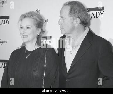 Meryl Streep et son mari Don Gummer assistent à la première de The Iron Lady de la Weinstein Company au Ziegfeld Theater à New York le 13 décembre 2011. Crédit photo : Henry McGee/MediaPunch Banque D'Images