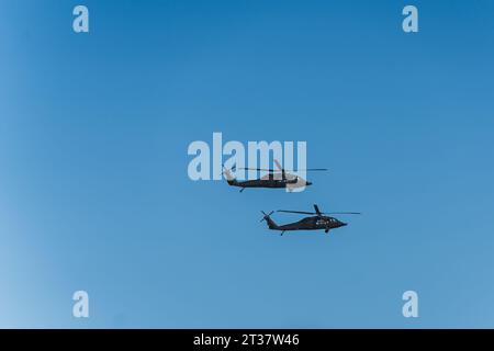 Hacheur militaire Apache. Concept de copter de guerre. Deux hélicoptères militaires contre le ciel bleu pendant le défilé aérien et militaire. Photo de haute qualité Banque D'Images