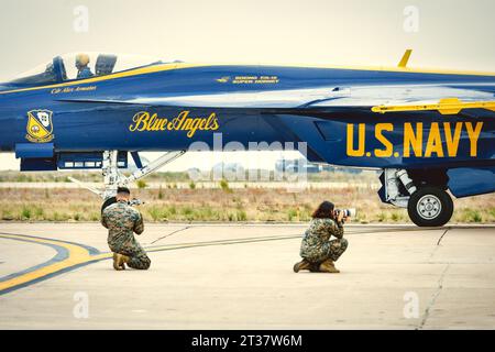 Miramar, Californie, États-Unis - 21 septembre 2023 : un pilote avec les taxis Blue Angels de l'US Navy devant des photographes du corps des Marines au salon aéronautique américain Banque D'Images