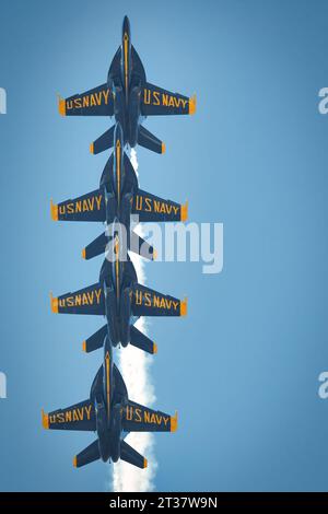 Miramar, Californie, États-Unis - 23 septembre 2023 : une rangée de Blue Angels de l'US Navy, avec de la fumée, à l'America's Airshow 2023. Banque D'Images