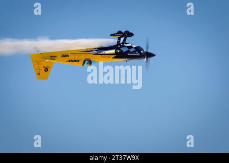 Miramar, Californie, États-Unis - 24 septembre 2023 : Michael Goulian inversé avec de la fumée à America's Airshow 2023. Banque D'Images