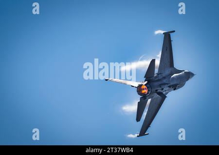 Miramar, Californie, États-Unis - 23 septembre 2023 : la vapeur se brise autour d'un F-16, faisant partie de l'équipe de démonstration Viper au salon aéronautique américain 2023. Banque D'Images