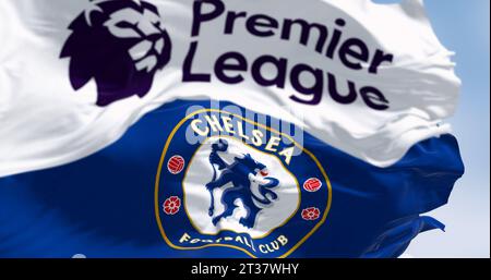 Londres, Royaume-Uni, juillet 12 2023 : les drapeaux du Chelsea football Club et de la Premier League brandissent par temps clair. Tissu ondulé. Mise au point sélective. Editoria illustrative Banque D'Images