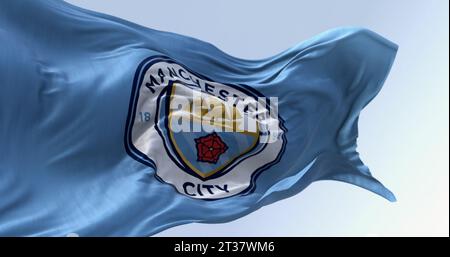 Manchester, Royaume-Uni, 10 2023 octobre : gros plan du drapeau du Manchester City football Club brandissant par temps clair. Illustration éditoriale 3d rendu d'illustration. RIP Banque D'Images
