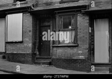 Une maison mitoyenne victorienne sur Calcutta Street encore habitée pendant le déminage et la démolition de St ann's, Nottingham. 1969-1972 Banque D'Images