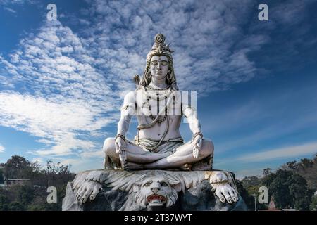 Statue du Seigneur Shiva sur les rives du fleuve sacré du Gange à Rishikesh, en Inde. Banque D'Images