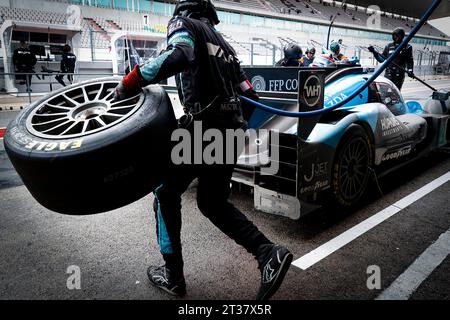 Portimao, Portugal. 22 octobre 2023. Pneus, pneus changeant de pitlane arrêt au stand pendant les 4 heures de Portimao 2023, 6e manche des European le Mans Series 2023 du 20 au 22 octobre 2023 à Portimao, Portugal - photo Paulo Maria/DPPI crédit : DPPI Media/Alamy Live News Banque D'Images