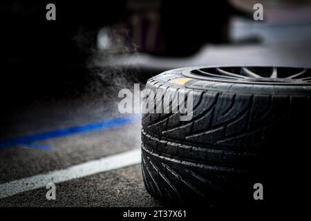 Portimao, Portugal. 22 octobre 2023. Pneus, pneus changeant de pitlane arrêt au stand pendant les 4 heures de Portimao 2023, 6e manche des European le Mans Series 2023 du 20 au 22 octobre 2023 à Portimao, Portugal - photo Paulo Maria/DPPI crédit : DPPI Media/Alamy Live News Banque D'Images