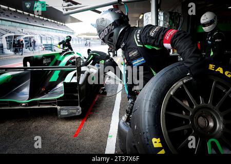 Portimao, Portugal. 22 octobre 2023. Pneus, pneus changeant de pitlane arrêt au stand pendant les 4 heures de Portimao 2023, 6e manche des European le Mans Series 2023 du 20 au 22 octobre 2023 à Portimao, Portugal - photo Paulo Maria/DPPI crédit : DPPI Media/Alamy Live News Banque D'Images