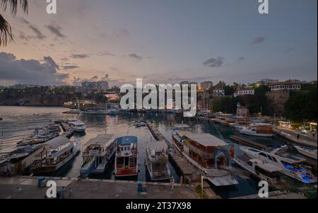 La vieille ville Marina au pied de la vieille ville de Kaleici à Antalya, Turquie. C'était le premier port d'Antalya. il est toujours actif avec les bateaux de pêche Banque D'Images