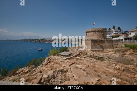 Hidirlik Tour dans la vieille ville Marina au pied de la vieille ville de Kaleici à Antalya, Turquie. C'est une tour ronde en pierre construite par les Romains au 2e cen Banque D'Images