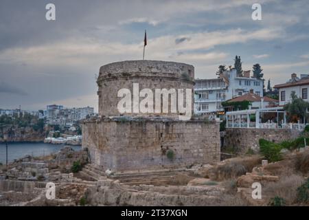 Hidirlik Tour dans la vieille ville Marina au pied de la vieille ville de Kaleici à Antalya, Turquie. C'est une tour ronde en pierre construite par les Romains au 2e cen Banque D'Images