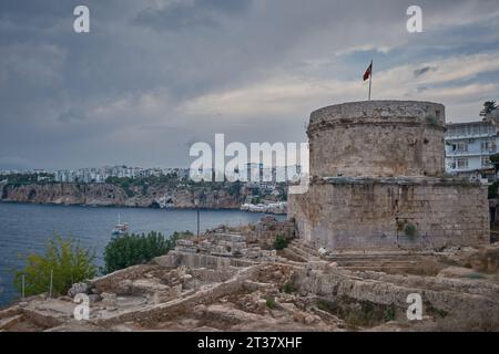 Hidirlik Tour dans la vieille ville Marina au pied de la vieille ville de Kaleici à Antalya, Turquie. C'est une tour ronde en pierre construite par les Romains au 2e cen Banque D'Images
