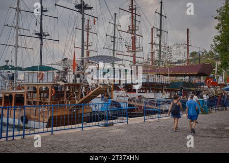 La vieille ville Marina au pied de la vieille ville de Kaleici à Antalya, Turquie. C'était le premier port d'Antalya. il est toujours actif avec les bateaux de pêche Banque D'Images