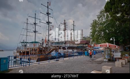 La vieille ville Marina au pied de la vieille ville de Kaleici à Antalya, Turquie. C'était le premier port d'Antalya. il est toujours actif avec les bateaux de pêche Banque D'Images