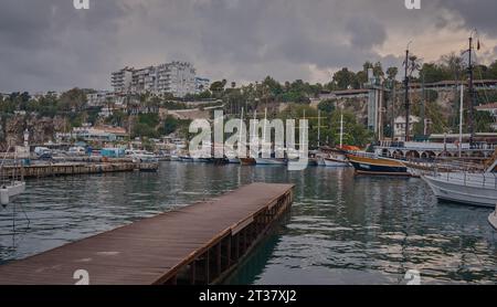 La vieille ville Marina au pied de la vieille ville de Kaleici à Antalya, Turquie. C'était le premier port d'Antalya. il est toujours actif avec les bateaux de pêche Banque D'Images