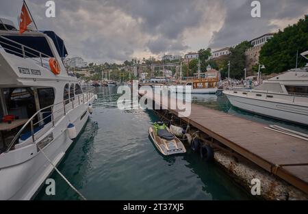 La vieille ville Marina au pied de la vieille ville de Kaleici à Antalya, Turquie. C'était le premier port d'Antalya. il est toujours actif avec les bateaux de pêche Banque D'Images