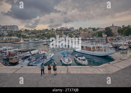 La vieille ville Marina au pied de la vieille ville de Kaleici à Antalya, Turquie. C'était le premier port d'Antalya. il est toujours actif avec les bateaux de pêche Banque D'Images