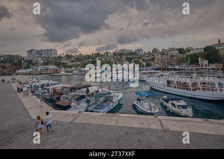 La vieille ville Marina au pied de la vieille ville de Kaleici à Antalya, Turquie. C'était le premier port d'Antalya. il est toujours actif avec les bateaux de pêche Banque D'Images