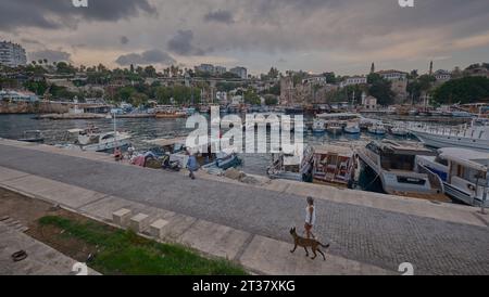 La vieille ville Marina au pied de la vieille ville de Kaleici à Antalya, Turquie. C'était le premier port d'Antalya. il est toujours actif avec les bateaux de pêche Banque D'Images
