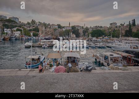 La vieille ville Marina au pied de la vieille ville de Kaleici à Antalya, Turquie. C'était le premier port d'Antalya. il est toujours actif avec les bateaux de pêche Banque D'Images